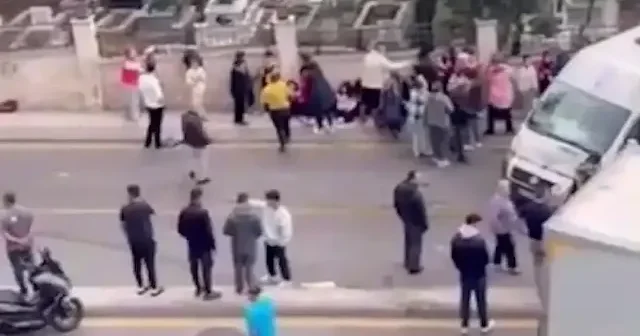 Muğla da korkunç kaza: Öğrencileri taşıyan minibüs ile kamyon çarpıştı VİDEO İZLE