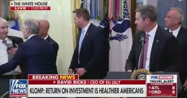 Trump ın toplantısında korku dolu anlar! Fenalık geçiren kişiye ilk müdahaleyi Dr. Öz yaptı