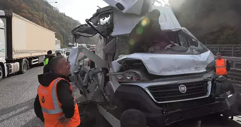 Minibüs, otoyolda TIR ile yolcu otobüsüne çarptı