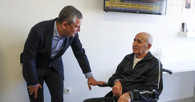 CHP Genel Başkanı Özel, Hikmet Çetin i tedavi gördüğü hastanede ziyaret etti Ankara Haberleri