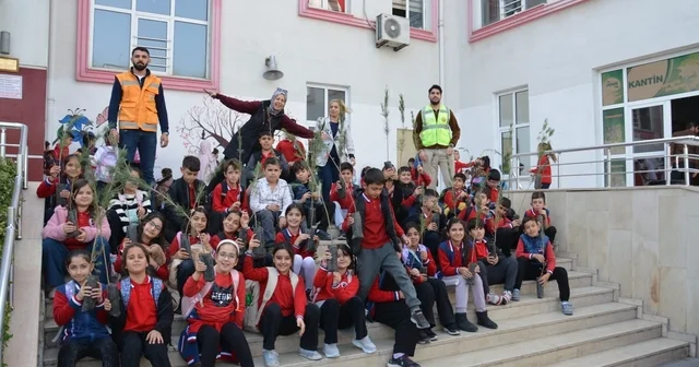 Siirt te ilkokul öğrencilerine fidan dağıtıldı Siirt Haberleri