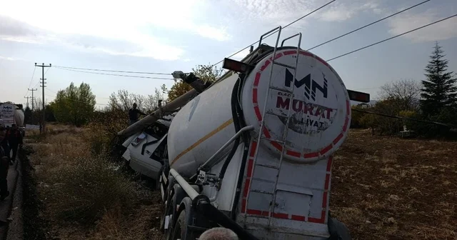 Elazığ da tır elektrik direğine çarptı: 1 yaralı Elazığ Haberleri