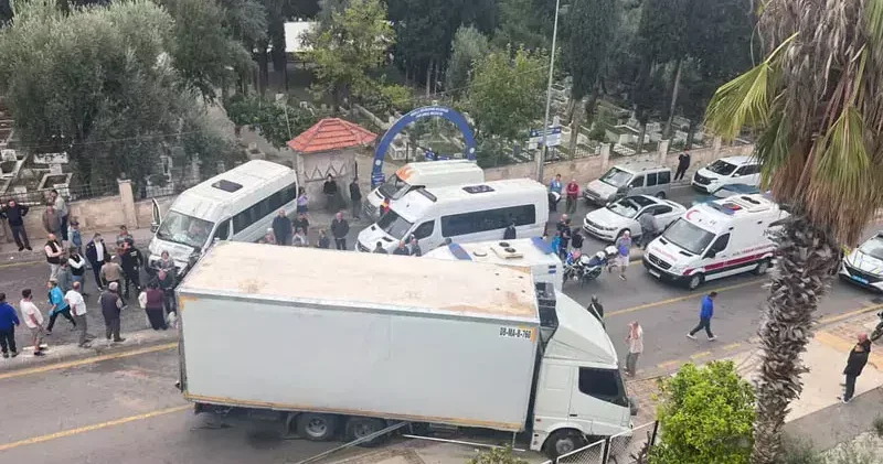 Midibüs ile kamyon çarpıştı; 22 si öğrenci, 23 yaralı