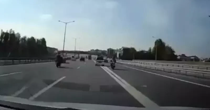 Sultangazi’de sapağa son anda giren hafif ticari araç kazaya neden oldu