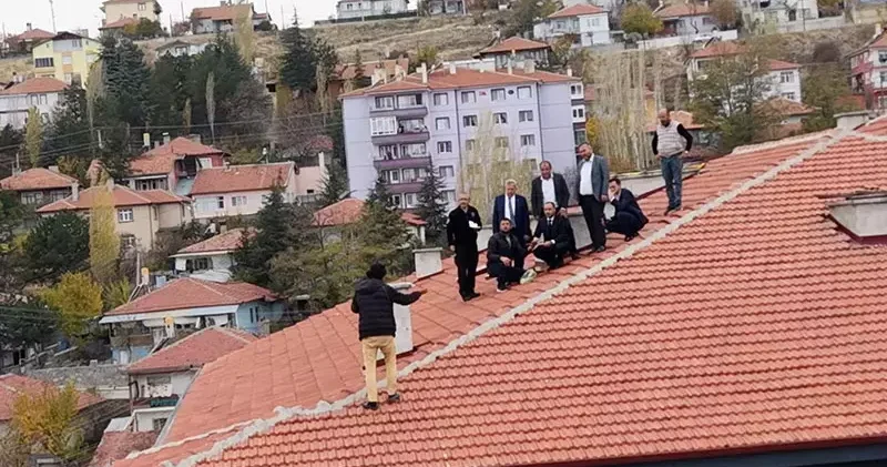 Çankırı’da çatıya çıkan kişiyi, AK Parti İl Başkanı Erdoğan ikna etti