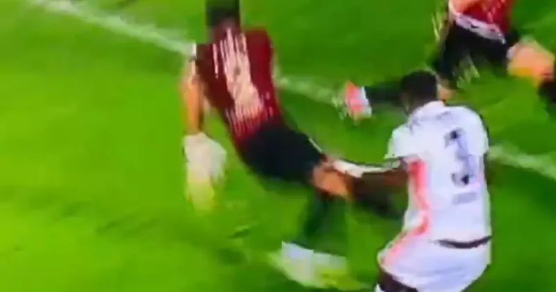 Son dakikada penaltı krizi!! Hakem VAR a rağmen karar değiştirmedi