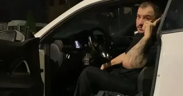 2044 e kadar ehliyetine el konulan alkollü sürücünün tavırları babasını çıldırttı: Biraz daha içeyim de öyle gidelim karakola memurum VİDEO İZLE