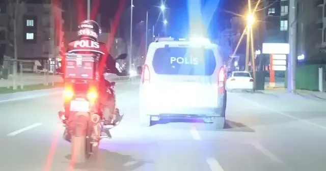 Aksaray da kimlik soran bekçilerden kaçan şüphelinin kovalanma anı kamerada VİDEO İZLE