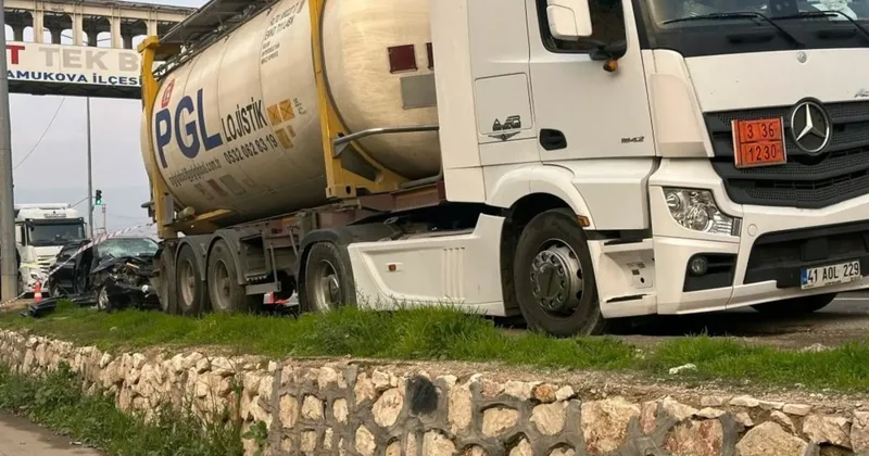 D 650 de park halindeki tıra çarpan otomobil hurdaya döndü: 1 i ağır 3 yaralı