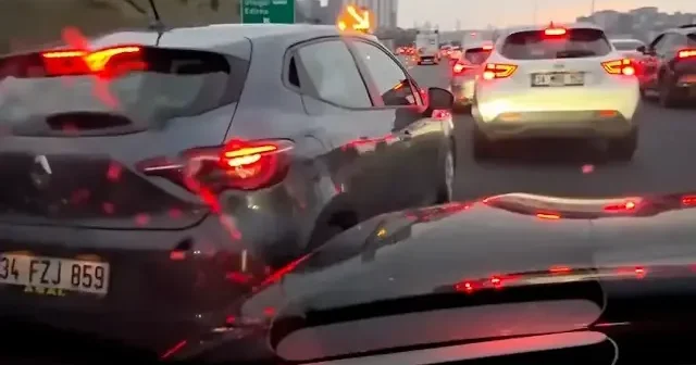 Trafikte kaynak sürücüler yine iş başında: ‘Enayi miyim 20 dakikadır bekliyorum’ tartışması kamerada VİDEO İZLE