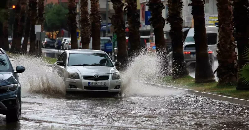Antalya’da şiddetli yağış ve yıldırımlar etkili oldu