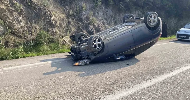 Kayalara çarpan otomobil takla attı, emniyet kemeri sayesinde kurtuldular