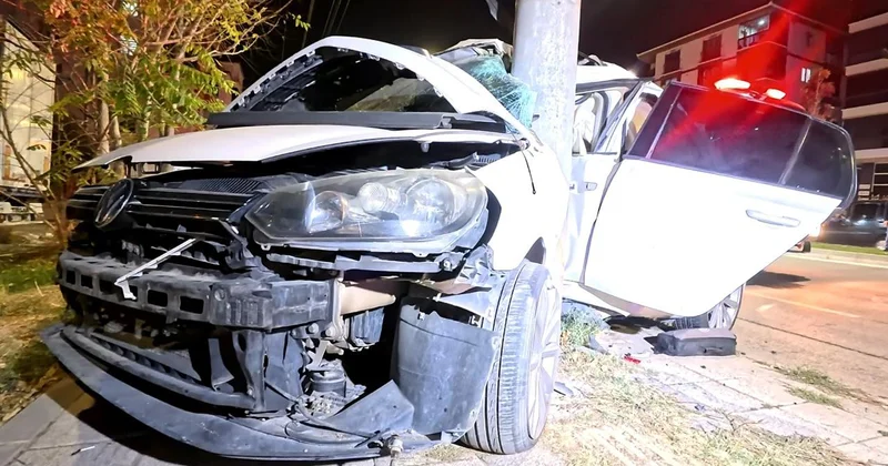 Kontrolden çıkan araç elektrik direğine saplandı