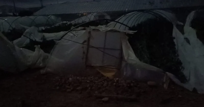 Mersin de hortum paniği: Seralar hasar gördü