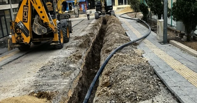 Mardin de su hattı döşeme çalışmaları nedeniyle trafik düzenlemesine gidildi Mardin Haberleri