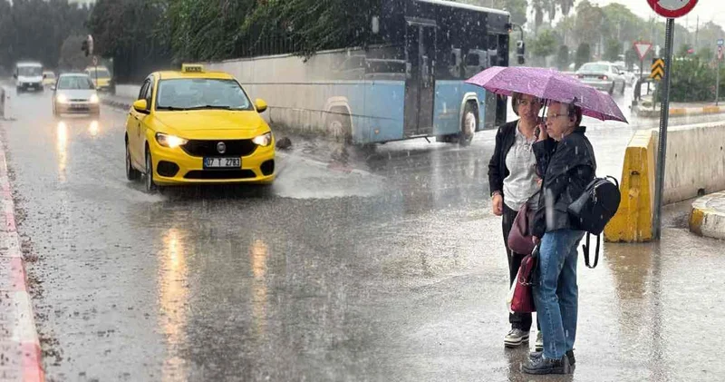 Antalya dakikalar içerisinde felaketi yaşadı! Ceviz büyüklüğünde dolu, seraları parçalayan fırtına...