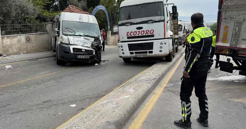 Muğla da korkunç kaza! Freni boşalan kamyon 21 öğrenciyi yaraladı