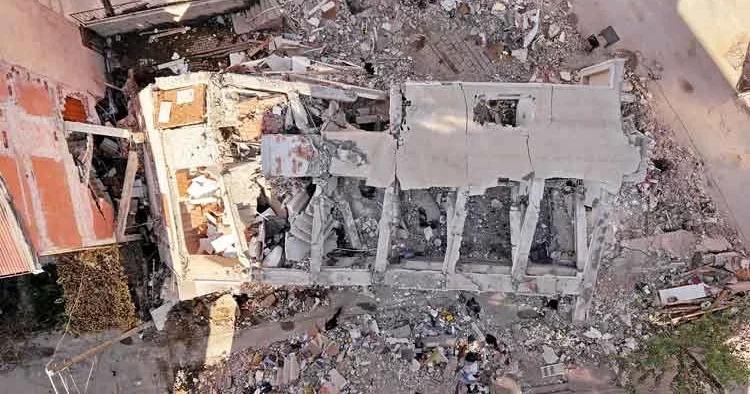 Gebze’de bina zeminden dolayı çökmüş