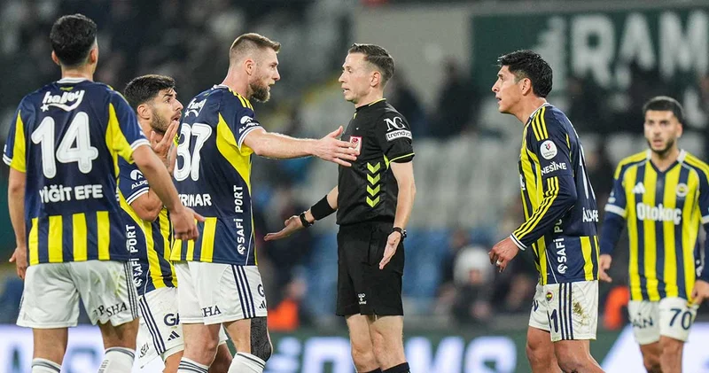 Fenerbahçelileri çıldırtan karar: Hakemin başında toplandılar
