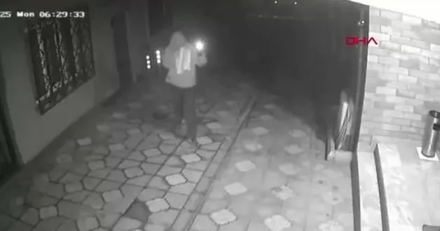 Dürümcüye sinirlendi evine kurşun yağdırdı!