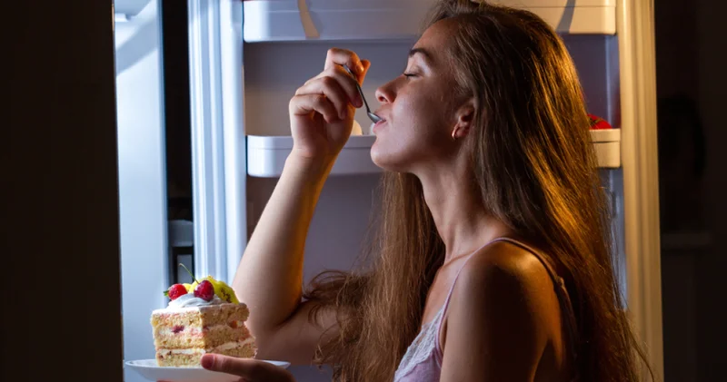 Geceleri mutfağa koşturan gerçek: Beynimiz bizi neden atıştırmaya zorluyor?