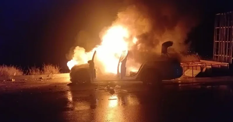 Park halindeki araç alev topu oldu, geriye hurda kaldı