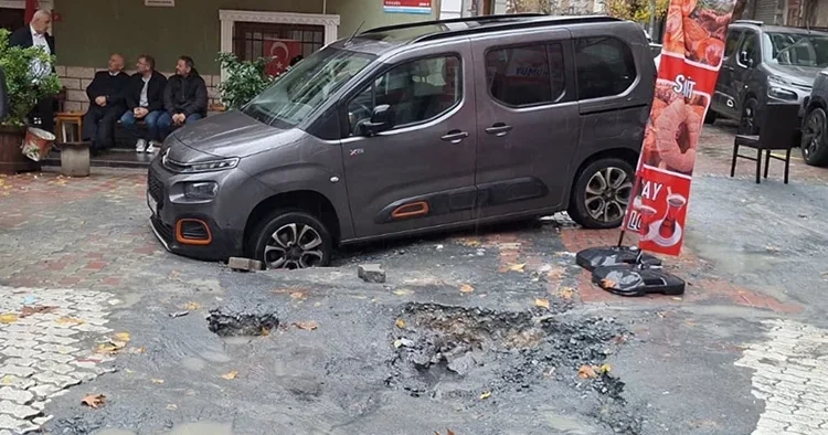 İstanbul da pes dedirten olay! Otomobil, İSKİ nin kazıp bıraktığı çukura düştü