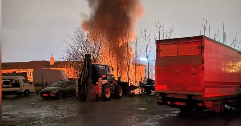 14 araç birden zarar gördü! Otopark yangınında yıldırım şüphesi