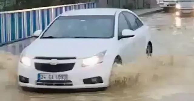 Arnavutköy de cadde göle döndü VİDEO İZLE