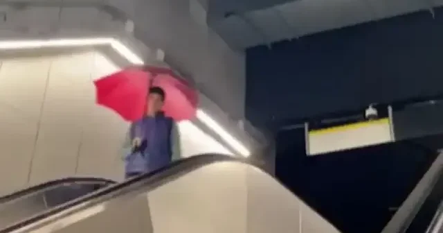 Yenibosna istasyonunda su baskını: Vatandaş metroda şemsiye açtı VİDEO İZLE