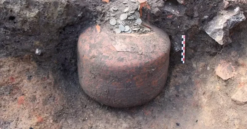 Ev değil gizli bir banka! Arkeolojik kazılarda 90 kilo para bulundu