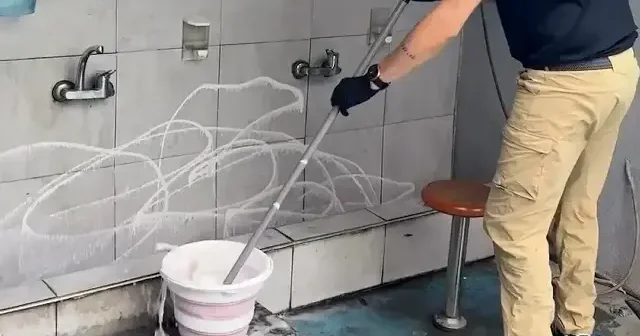 Cem Özkök benzinlikteki mescidi ve şadırvanı temizledi: Allah temiz olanı sever, hayırda yarışalım VİDEO İZLE