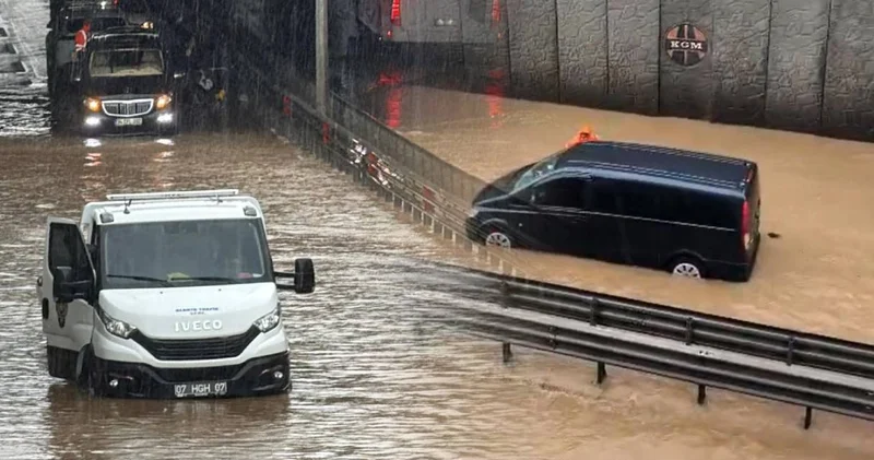 Sağanak yağış nedeniyle 8 kişi alt geçitte mahsur kaldı! Yardıma itfaiye koştu