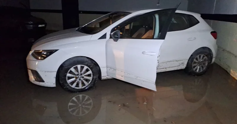 Site otoparkı göle döndü, araçlar hasar gördü