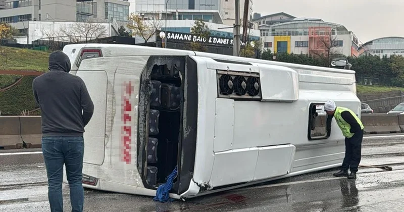 İstanbul da yağış sebebiyle servis minibüsü devrildi