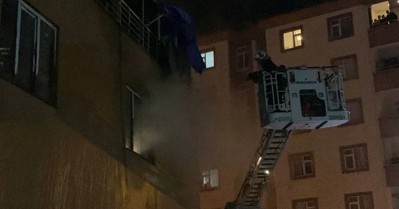 Akülü çay makinesi deposunda yangın paniği! İtfaiye ekipleri camları kırarak depoya girdi