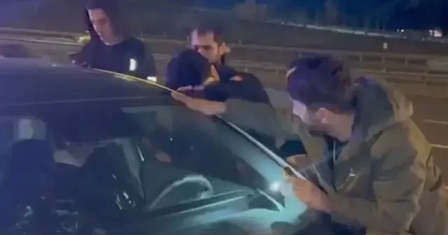 Bağcılar’da bir sürücü TEM yan yolda şeride çekip uyudu: İtfaiye baltayla camı kırarak uyandırdı VİDEO İZLE