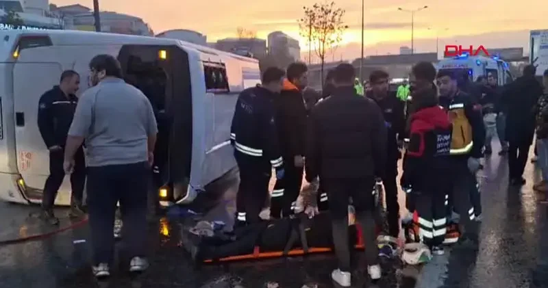 Maltepe D 100 de servis minibüsü devrildi: 2 si ağır 5 yaralı