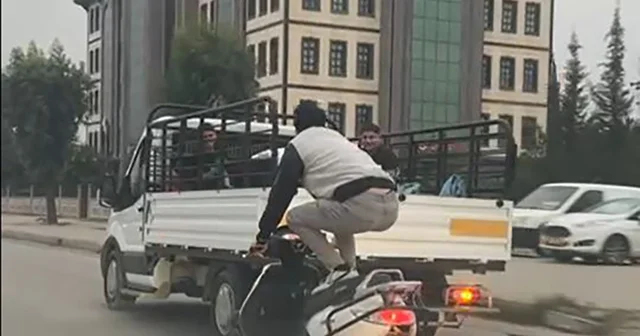 Motosikletle tehlikeli yolculuk kamerada; üzerine uzandı, ayağa kalktı Adana Haberleri