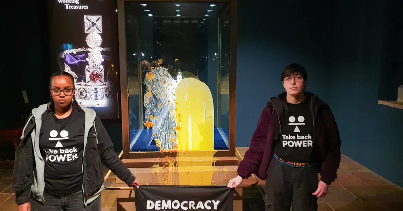 Kraliyet tacına muhallebili saldırı!