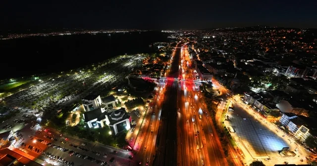 Kocaeli nin sosyal yaşam alanları gece ışıklarıyla renkleniyor Kocaeli Haberleri