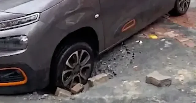 Küçükçekmece de kapatılmayan çukur yolu çökertti: Araç çukura düştü VİDEO İZLE