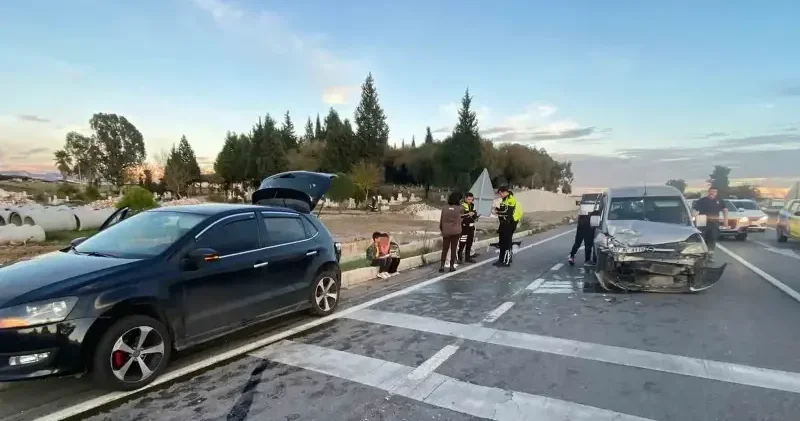 Antalya da hafif ticari araç park halindeki otomobile çarptı: İki kişi yaralandı Gündem Haberleri