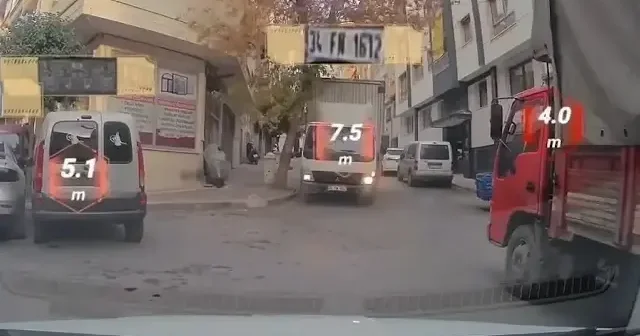 Esenler de kamyonetin çarptığı ağaç devrildi VİDEO İZLE