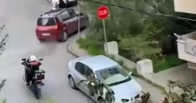 Polisten kaçarken sinyal vermeyi ihmal etmedi: Vatandaşlar kahkahaya boğuldu VİDEO İZLE