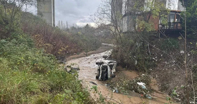 Yol çöktü: Pikap ile kamyonet dereye yuvarlandı