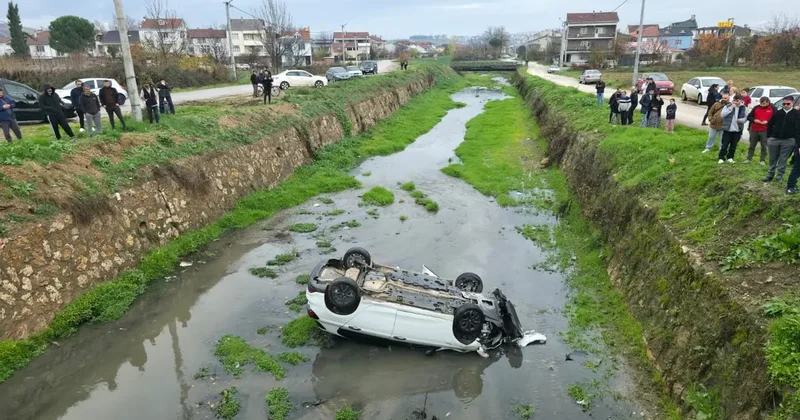 Bursa da otomobil dereye devrildi: 3 yaralı
