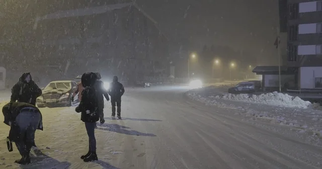 Uludağ da yoğun kar var...Ekipler yolların kapanmaması için aralıksız çalışıyor Uludağ da yoğun kar sevinci Zirveye kar görmeye giden gençler ateş yakıp eğlendi, mutluluklarını dile getirdi Bursa Haberleri