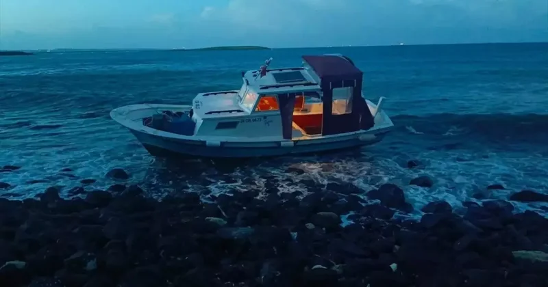 Karaya oturan teknedeki 2 kişi kurtarıldı