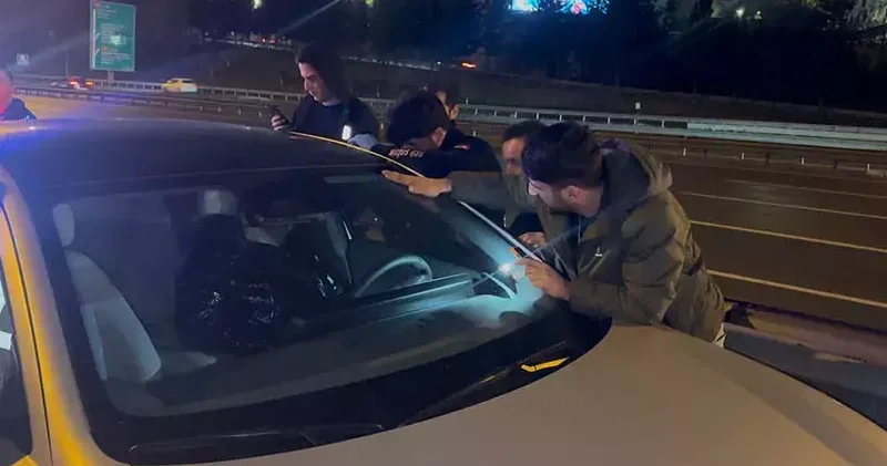 Bağcılar TEM Otoyolu’nda otomobilde uyuyan sürücüyü itfaiye uyandırdı